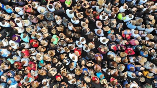 Un informe internacional advierte que el colapso poblacional global comenzará en 2064 debido a la caída drástica de la natalidad