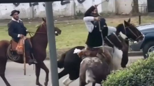 Insólita pelea de gauchos cambió el libreto del festejo del 25 de Mayo en Berazategui