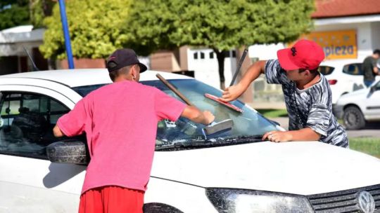 Tras el debut del nuevo estacionamiento medido, detuvieron a cinco cuidacoches y limpiavidrios