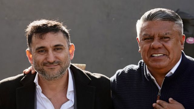 El titular de Sur Finanzas, Ariel Vallejo, junto al presidente de la AFA, Claudio 'Chiqui' Tapia