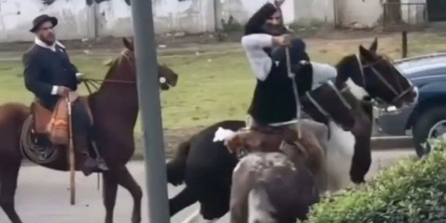 Insólito: dos gauchos a caballo se pelearon a rebencazos en pleno festejo por el 25 de mayo en Berazategui