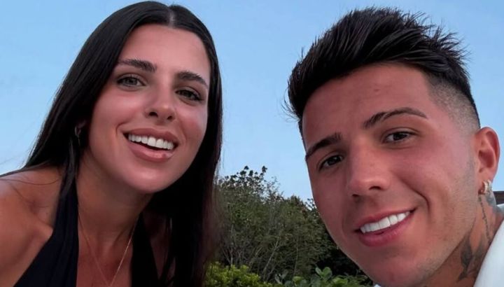 El antes y el después del living de Valentina Cervantes y Enzo Fernández: estilo moderno, detalles dorados y la mesa que es tendencia 
