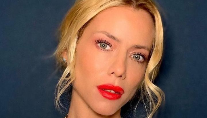 Nicole Neumann dio cátedra de estilo con el tapado más chic de la temporada