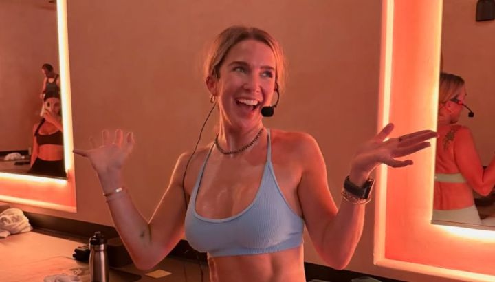 Entramos al estudio de pilates de Soledad Fandiño: living interior, cartas y un guiño a la Argentina