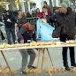Descontrol en Avellaneda por el sándwich de matambre a la pizza gigante: derribaron vallas para llevarse porciones
