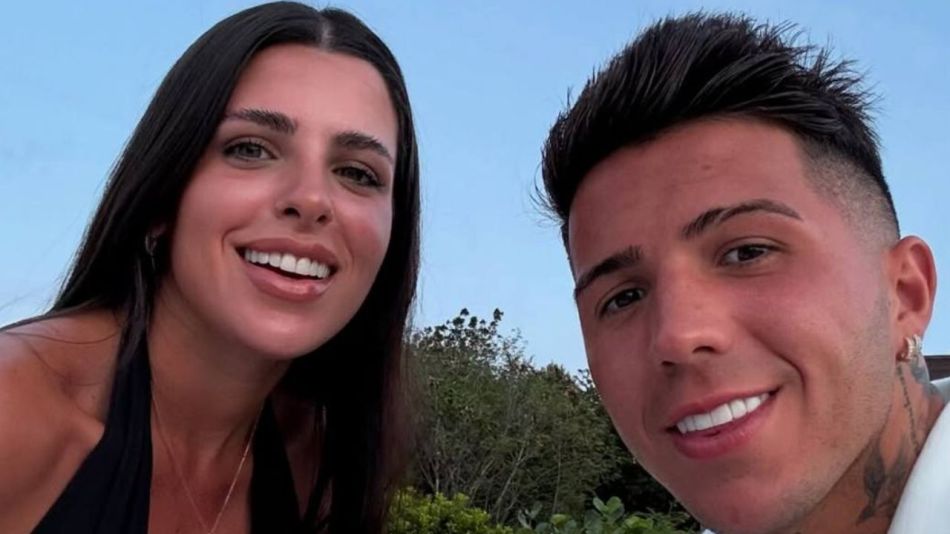 El antes y el después del living de Valentina Cervantes y Enzo Fernández: estilo moderno, detalles dorados y la mesa que es tendencia 