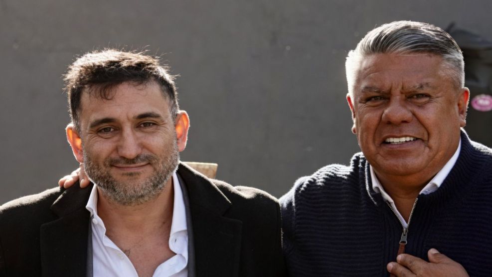 El titular de Sur Finanzas, Ariel Vallejo, junto al presidente de la AFA, Claudio 'Chiqui' Tapia