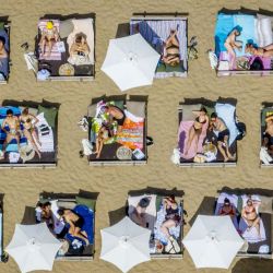 Esta fotografía aérea muestra a turistas en la playa durante un cálido día de primavera en Scheveningen, Países Bajos. | Foto:Robin Utrecht / ANP / AFP