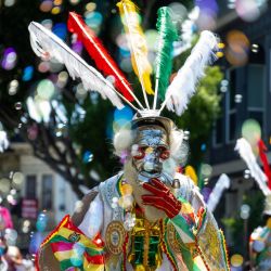 Imagen de artistas realizando una presentación en un desfile durante el Carnaval de San Francisco, en San Francisco, Estados Unidos. | Foto:Xinhua/Ziyu Julian Zhu