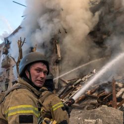 Los bomberos trabajan para extinguir un incendio en el lugar donde se encontraba un edificio gravemente dañado tras los ataques rusos contra la capital ucraniana, Kiev, en el marco de la invasión rusa de Ucrania. Un potente ataque con misiles balísticos impactó Kiev según informaron las autoridades, hiriendo al menos a cinco personas después de que Moscú amenazara con represalias por los ataques en el este de Ucrania, territorio ocupado por Rusia. | Foto:Vladyslav Musienko / AFP