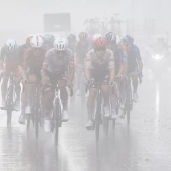 Los ciclistas pedalean bajo una intensa lluvia durante la 17ª etapa del Giro de Italia 2026, la carrera ciclista que se realiza entre Cassano d'Adda y Andalo, Italia. | Foto:Luca Bettini / AFP