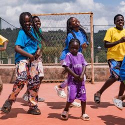 Los miembros del grupo de baile ugandés "The Ghetto Kids" ensayan en su casa de Nakawuka, Wakiso, Uganda. El popular grupo actuará junto a la superestrella del pop colombiana Shakira en la final de la Copa Mundial de la FIFA 2026 en Nueva Jersey, el 19 de julio de 2026, lo que los convertirá en protagonistas de uno de los eventos más vistos del mundo. Esta será otra aparición estelar para el grupo, que alcanzó la fama en la decimosexta temporada de "Britain's Got Talent", donde consiguieron el codiciado botón dorado, asegurando así su pase directo a las semifinales. | Foto:BADRU KATUMBA / AFP