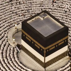 Musulmanes realizan la oración vespertina alrededor de la Kaaba, el santuario más sagrado del Islam, en el complejo de la Gran Mezquita, antes de la peregrinación anual del Hajj. Más de 1,5 millones de peregrinos han llegado a Arabia Saudí procedentes del extranjero para el próximo Hajj, según un funcionario saudí, superando el número de visitantes internacionales del año pasado a pesar de la guerra en Oriente Medio. | Foto:ZAIN JAAFAR / AFP