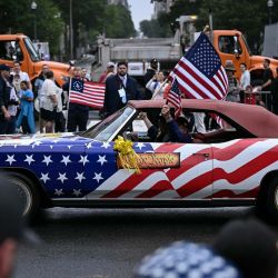 Un coche clásico decorado con motivos patrióticos desfila durante el Desfile Nacional del Día de los Caídos en la Avenida Constitución de Washington, D.C.. | Foto:BRENDAN SMIALOWSKI / AFP