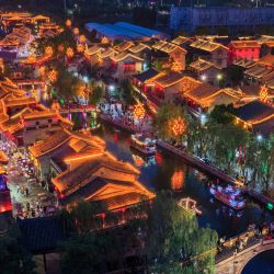 Vista aérea tomada con un dron del paisaje nocturno de un poblado antiguo, en Shijiazhuan, en la provincia de Hebei, en el norte de China. Shijiazhuang ha estado impulsando su economía nocturna para liberar el potencial de consumo local. La ciudad ha integrado recursos intersectoriales en comercio, cultura, turismo y deportes para diversificar los escenarios de consumo nocturno y mejorar la calidad del servicio. | Foto:Xinhua/Zhang Xiaofeng