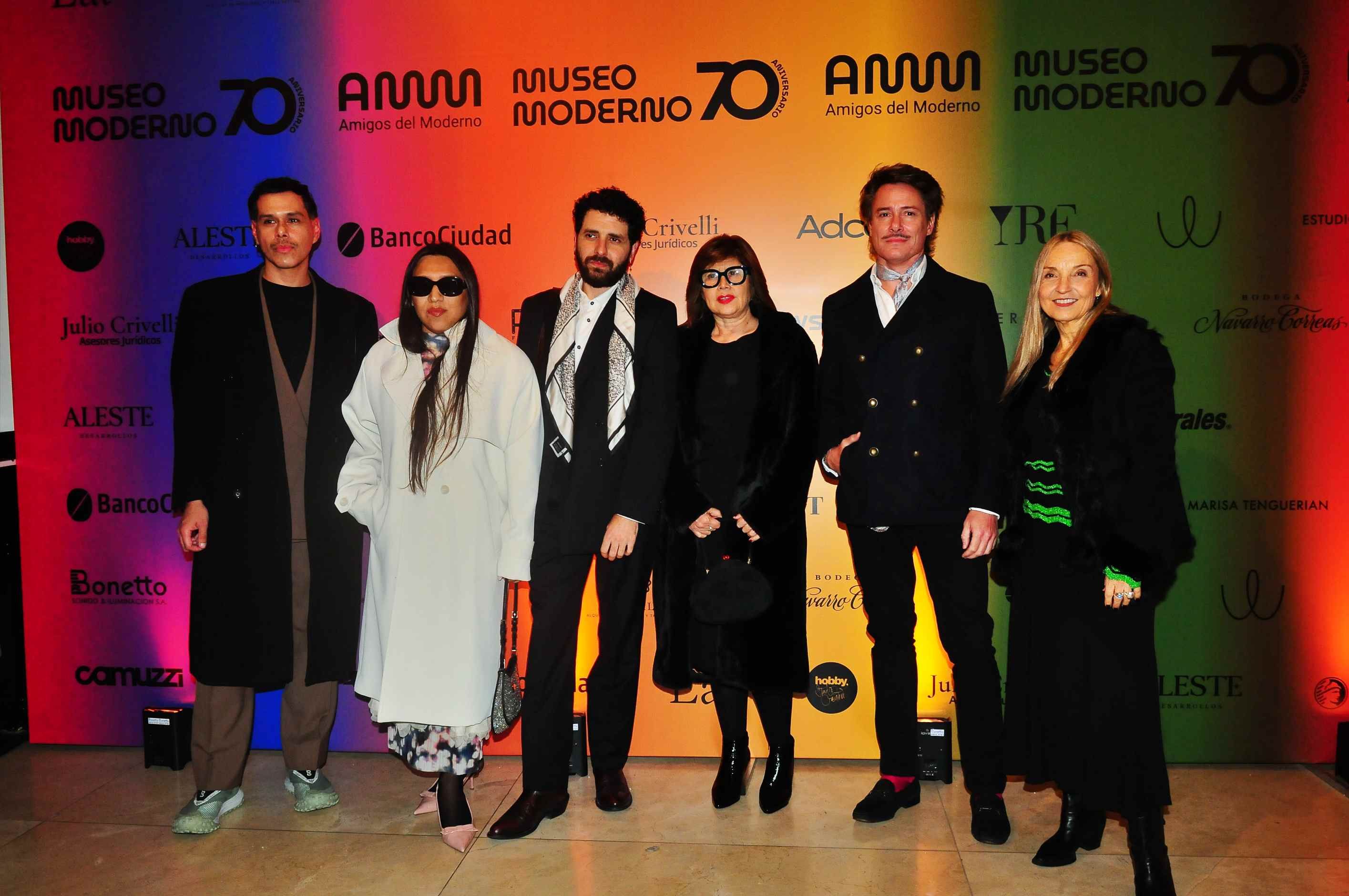 La artista Chola Poblete (de blanco) con galeristas y curadores.