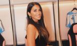 Antonela Roccuzzo dio cátedra de cómo transmitir sensualidad elegante con un vestido negro con detalles imponentes 