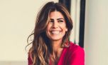Cómo combinar transparencias y blazer negro al estilo de Juliana Awada: elegante, moderna y con bolso de diseñador