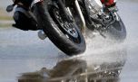 Conducir la moto con lluvia: técnicas de frenado y cómo evitar el peligroso efecto aquaplaning 