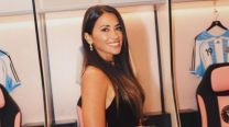 Antonela Roccuzzo dio cátedra de cómo transmitir sensualidad elegante con un vestido negro con detalles imponentes 