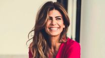 Cómo combinar transparencias y blazer negro al estilo de Juliana Awada: elegante, moderna y con bolso de diseñador