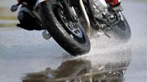 Conducir la moto con lluvia: técnicas de frenado y cómo evitar el peligroso efecto aquaplaning 