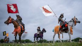 Jinetes ataviados con armadura samurái llegan al campo de Hibarigahara durante el festival Soma Nomaoi en Minamisoma, prefectura de Fukushima. El festival Soma Nomaoi, con siglos de antigüedad, reúne a cientos de participantes a caballo que recrean ejercicios militares de la época samurái, preservando tradiciones que se remontan a más de un milenio.