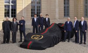 Representantes de Gucci y Alpine posan junto a Franco Colapinto, Pierre Gasly y Flavio Briatore