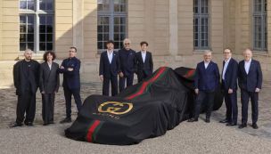 Representantes de Gucci y Alpine posan junto a Franco Colapinto, Pierre Gasly y Flavio Briatore