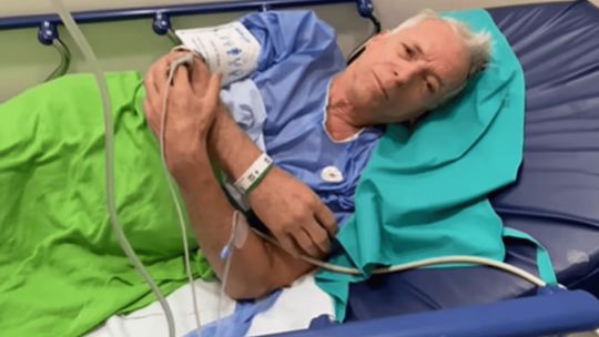 El saludo militante de Gerardo Romano desde una camilla de hospital: "Viva Perón, carajo"