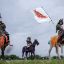 Fotogaleria Jinetes ataviados con armadura samurái llegan al campo de Hibarigahara durante el festival Soma Nomaoi en Minamisoma, prefectura de Fukushima