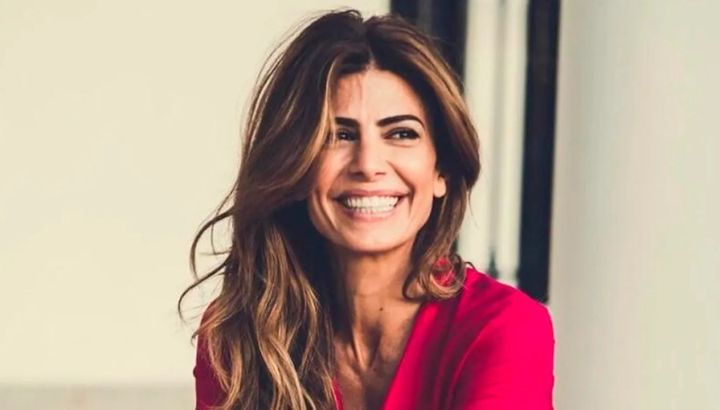 Cómo combinar transparencias y blazer negro al estilo de Juliana Awada: elegante, moderna y con bolso de diseñador