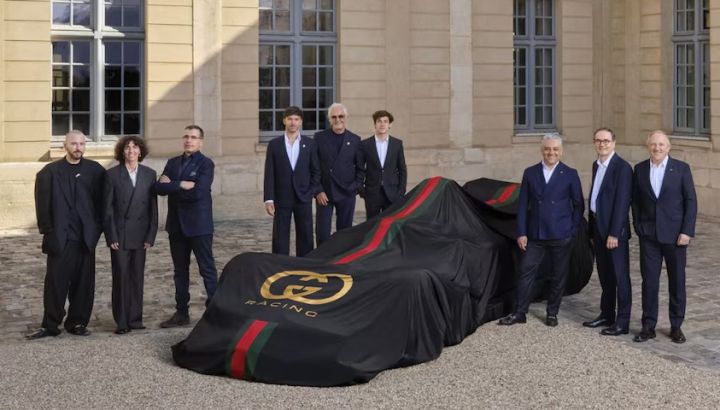 Representantes de Gucci y Alpine posan junto a Franco Colapinto, Pierre Gasly y Flavio Briatore