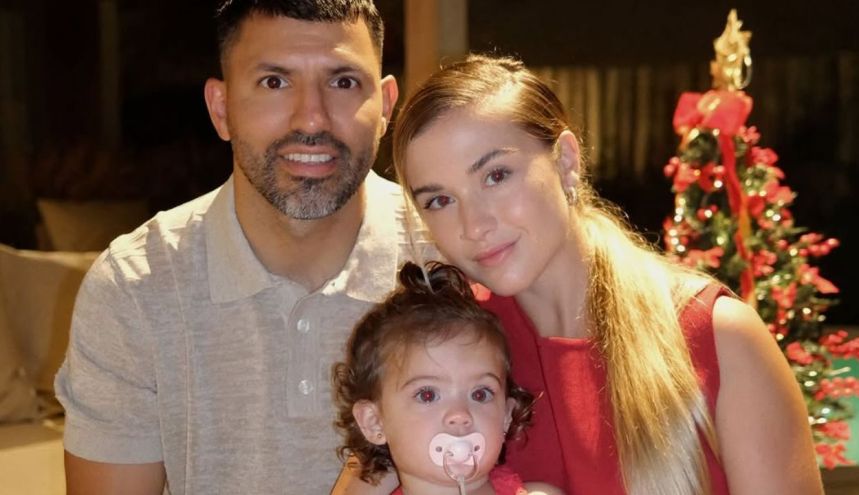 Sofía Calzetti y el Kun Agüero junto a su hija Olivia