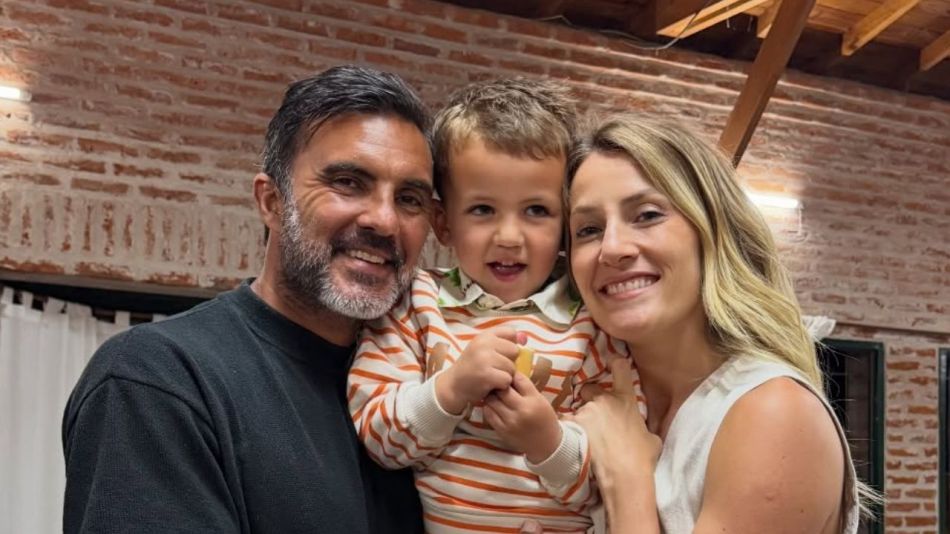 Mica Viciconte y Fabián Cubero con su hijo, Luca