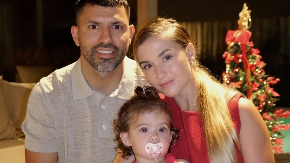 Sofía Calzetti y el Kun Agüero junto a su hija Olivia