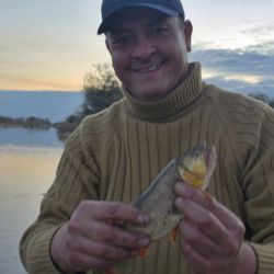 El río Utis, un curso de agua muy frecuentado por aficionados santiagueños y visitantes de provincias vecinas que buscan jornadas de variada y dorados en ambientes todavía poco explorados por el turismo masivo. Aunque no dio buenos dorados en esta ocasión, suele tenerlos. 