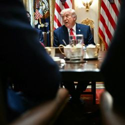El presidente estadounidense Donald Trump habla durante una reunión de gabinete en la Sala del Gabinete de la Casa Blanca en Washington, D.C.. | Foto:Kent Nishimura / AFP