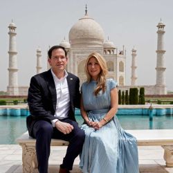 El secretario de Estado estadounidense, Marco Rubio, posa junto a su esposa Jeanette en el Taj Mahal de Agra, India. | Foto:Julia Demaree Nikhinson / POOL / AFP