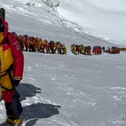Esta fotografía muestra a montañeros alineados escalando una ladera durante su ascenso a la cima del Monte Everest en Nepal. | Foto:Furte Sherpa / AFP
