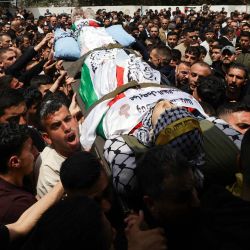 Familiares y amigos transportan el cuerpo de Youssef Sameh Shtayyeh, de 15 años, durante su funeral en la aldea de Till, al oeste de Nablus, en la Cisjordania ocupada por Israel. Tropas israelíes mataron a un adolescente durante una redada en la ciudad de Nablus, en la Cisjordania ocupada, según informó el Ministerio de Salud palestino. El ejército israelí afirmó que sus fuerzas dispararon contra una persona que lanzaba piedras. | Foto:JAAFAR ASHTIYEH / AFP