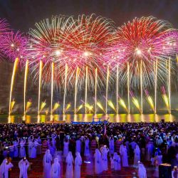 Imagen de fuegos artificiales durante las celebraciones del Eid al-Adha iluminando el cielo sobre la Aldea Cultural Katara, en Doha, Qatar. | Foto:Xinhua/Nikku