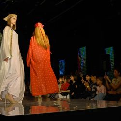 Imagen de modelos presentando creaciones de diseñadores durante la Semana de la Moda de Volga, en Moscú, Rusia. | Foto:Xinhua/Alexander Zemlianichenko Jr.