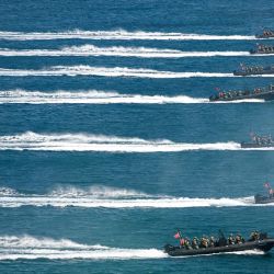 Imagen de personal militar participando en ejercicios de desembarco anfibio con botes de asalto durante el evento final del ejercicio EFES-2026 en el mar Egeo, frente a la costa de Izmir, Turquía. Turquía concluyó el ejercicio EFES-2026, uno de los ejercicios combinados y conjuntos más grandes del país, en la ciudad suroccidental de Izmir, con la participación de fuerzas de algunos socios extranjeros. | Foto:Xinhua/Mustafa Kaya