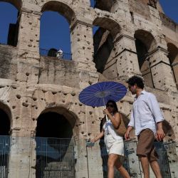 Imagen de turistas caminando frente al Coliseo durante una ola de calor, en Roma, Italia. Europa sufre una ola de calor sin precedentes de principios de temporada, provocada por una potente "cúpula de calor" que ha batido récords de temperatura en varios países, generando preocupación por la salud pública y ha intensificado los llamamientos a una acción climática más rápida. | Foto:Xinhua/Li Jing