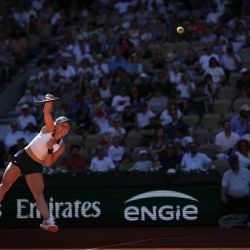 La ucraniana Yuliia Starodubtseva saca contra la kazaja Elena Rybakina durante su partido individual femenino en la cuarta jornada del torneo de tenis Roland Garros, en la pista Suzanne-Lenglen del complejo Roland-Garros de París. | Foto:ALAIN JOCARD / AFP