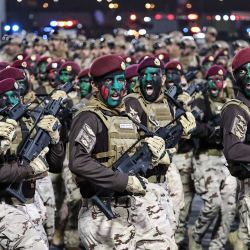 Miembros de las fuerzas de seguridad saudíes participan en un desfile militar. | Foto:ZAIN JAAFAR / AFP