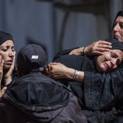 Mujeres lloran durante el funeral de diez palestinos muertos en un ataque israelí en la ciudad de Gaza. Gaza sigue sumida en la violencia diaria, y tanto el ejército israelí como Hamás se acusan mutuamente de violar la tregua vigente desde el 10 de octubre. Más de 900 personas han muerto a manos de Israel desde el alto el fuego, según el Ministerio de Salud de Gaza, que opera bajo la autoridad de Hamás y cuyas cifras son consideradas fiables por las Naciones Unidas. | Foto:OMAR AL-QATTAA / AFP