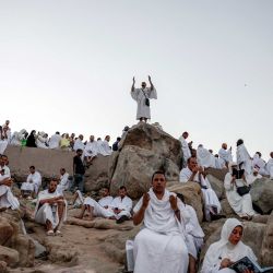 Peregrinos musulmanes rezan en el monte Arafat, también conocido como Jabal al-Rahma o Monte de la Misericordia, en Arabia Saudita, durante el punto culminante de la peregrinación del Hajj. | Foto:ZAIN JAAFAR / AFP