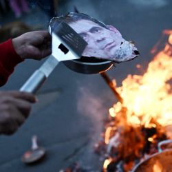 Un manifestante prende fuego a una figura de madera de tamaño natural que representa a Rodrigo Paz, presidente de Bolivia, durante una protesta contra el gobierno convocada por maestros en La Paz. El presidente boliviano, Rodrigo Paz, advirtió que la crisis “está llegando a un punto crítico”, en medio de otro día de manifestaciones que exigían su renuncia, a pesar de la posibilidad de que declarara el estado de emergencia para sofocar las protestas. | Foto:MARVIN RECINOS / AFP